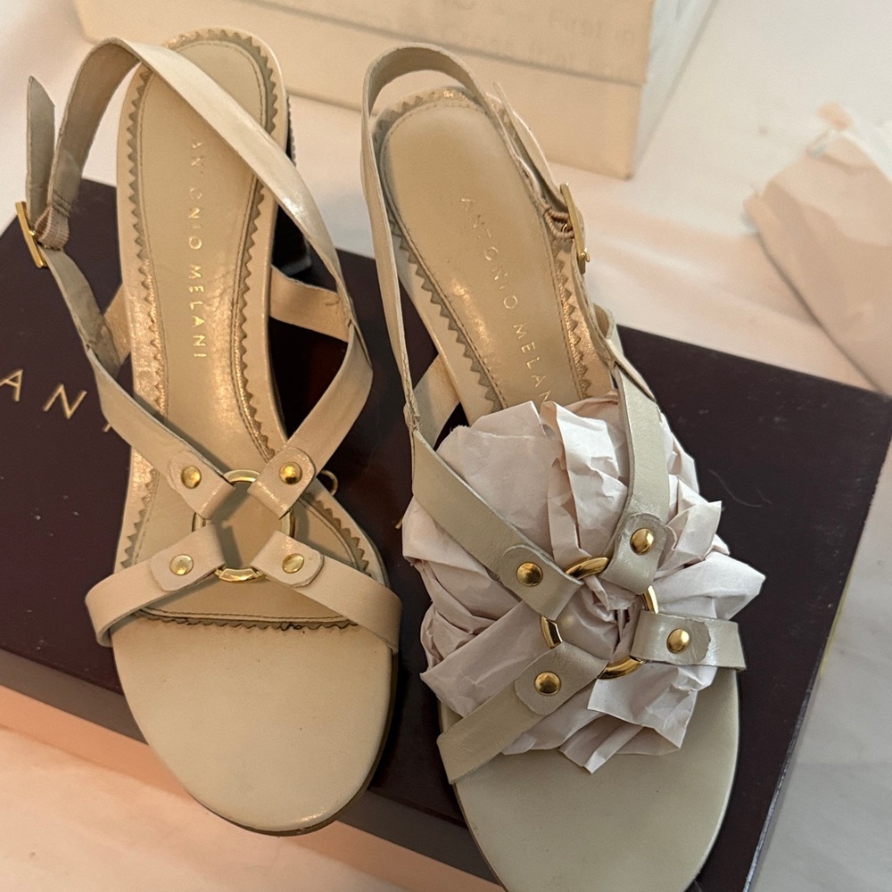 ANTONIO MELANI Cream Sandals with Floral Detail